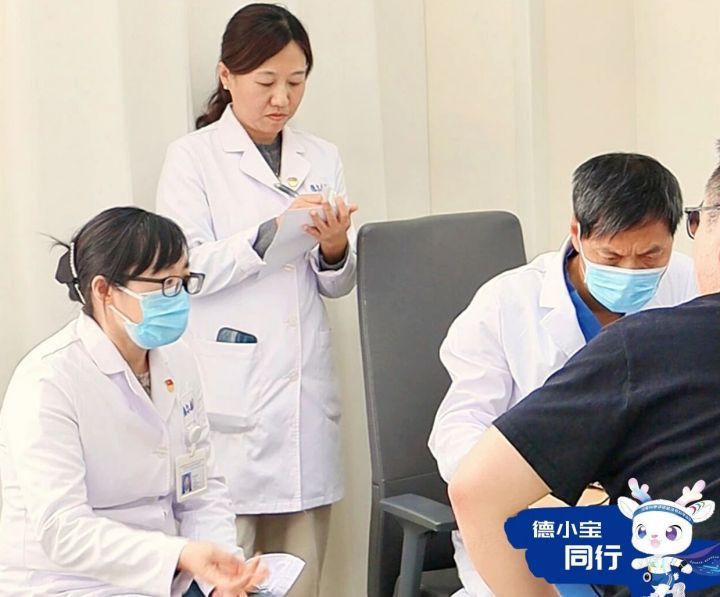 德小宝同行第一期：手指肿胀三个月，多科室联合“破案”，揪出 “沉默的痛风”！